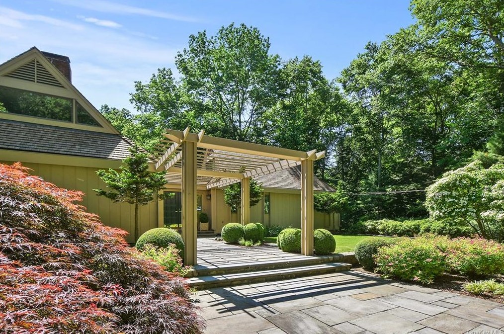 37 Christopher Rd, Mount Kisco, NY 10549-4919