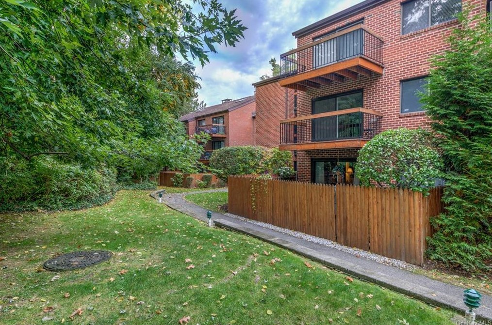 26 Bronxville Glen Dr, Yonkers, NY 10708-6878