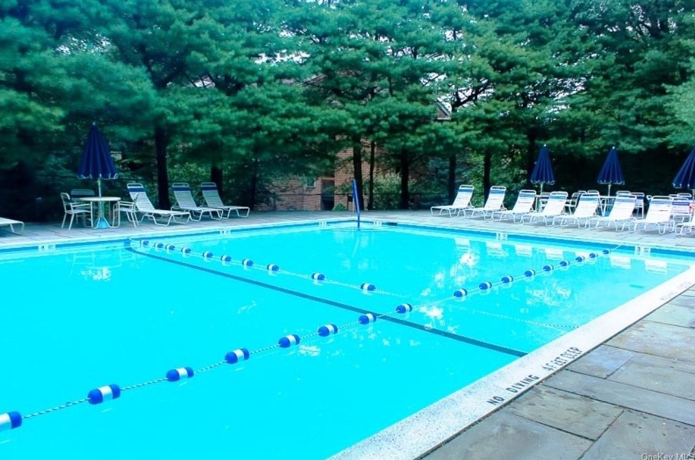 26 Bronxville Glen Dr, Yonkers NY 10708-6878 exterior