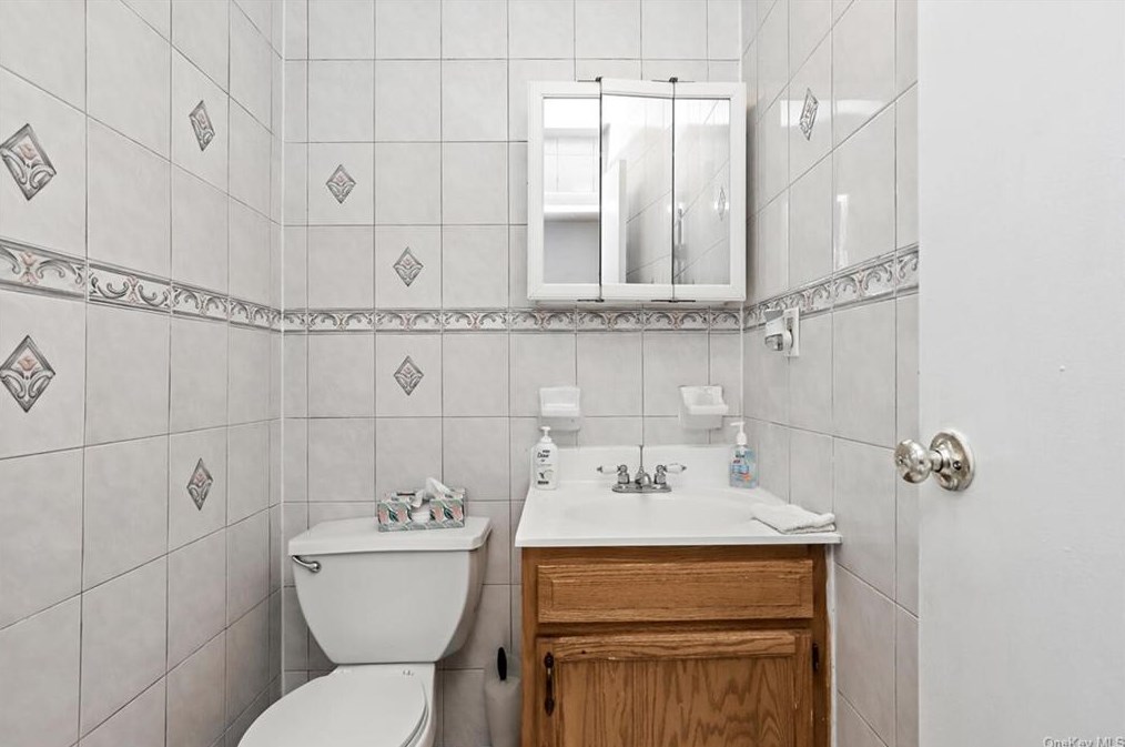 656 Williams Ave, Brooklyn NY 11207-5105 exterior