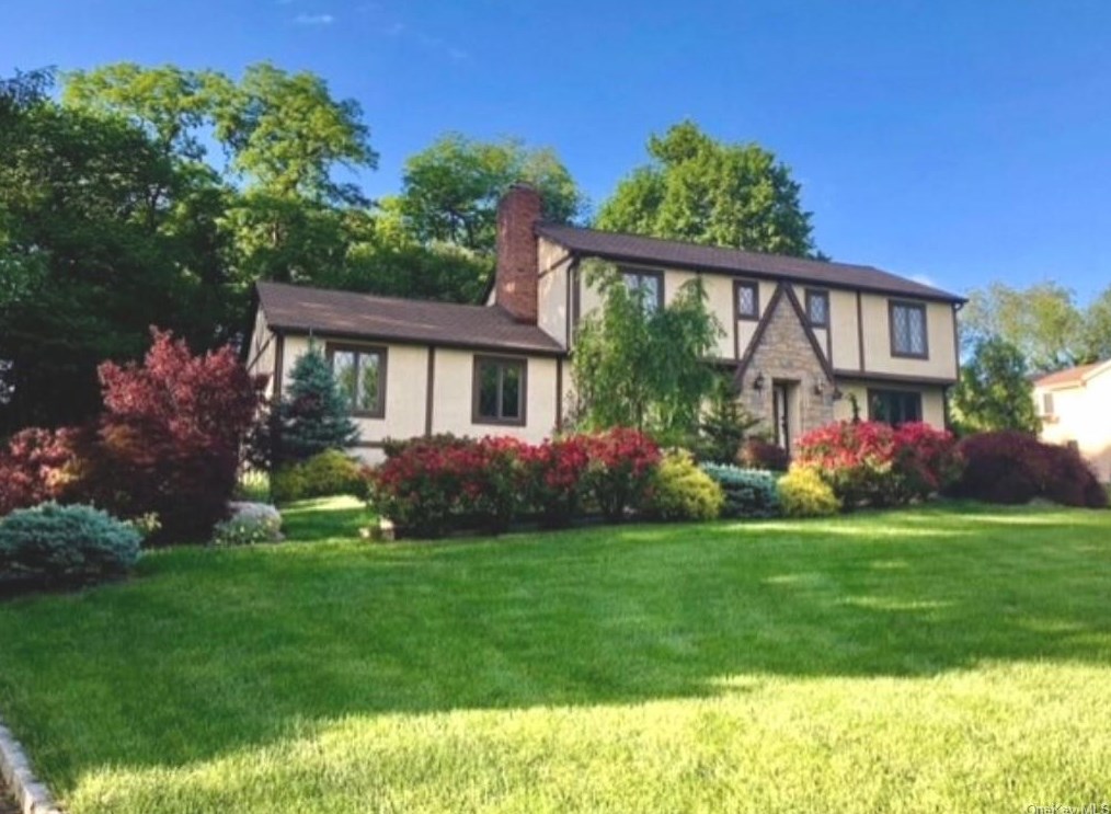 6 Club Ln, Elmsford, NY 10523