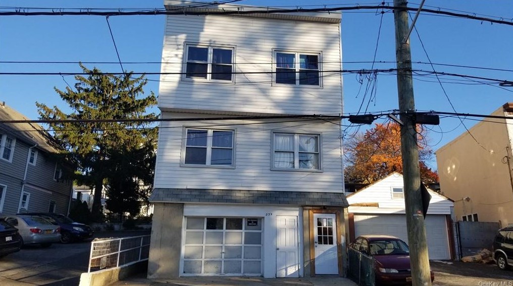 239 N Macquesten Pkwy, Mount Vernon, NY 10550