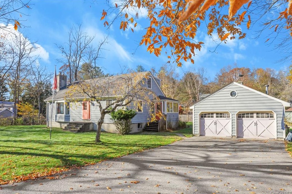 27 Lakeside Dr, Katonah NY  10536-1612 exterior