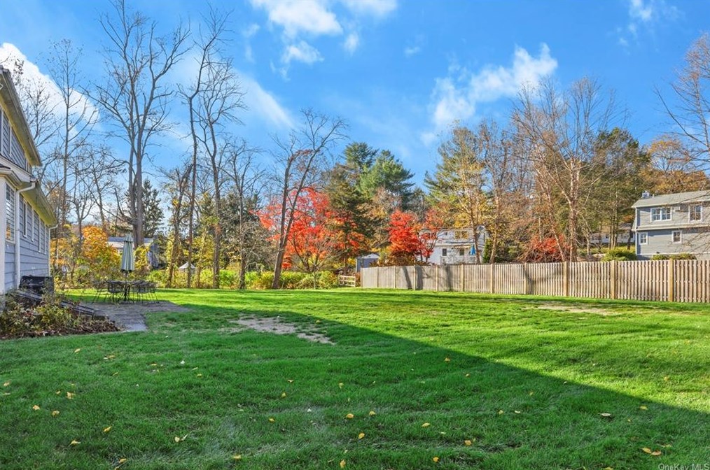27 Lakeside Dr, Katonah, NY 10536-1612
