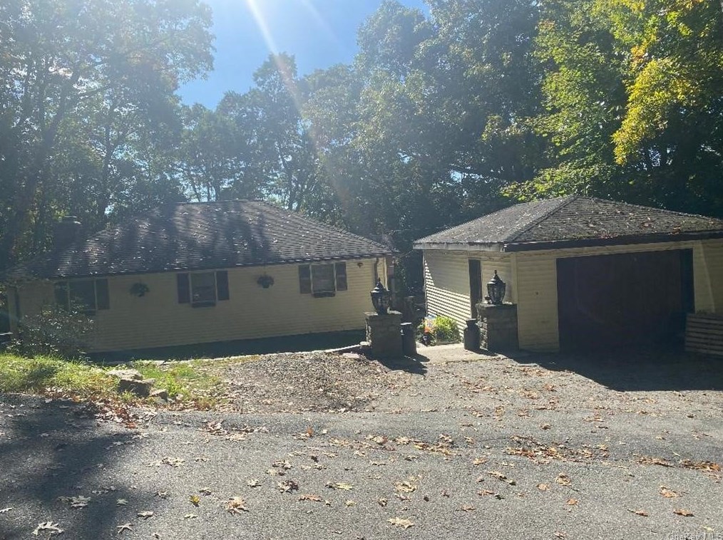 21 Grandview Dr, Mahopac, NY 10541