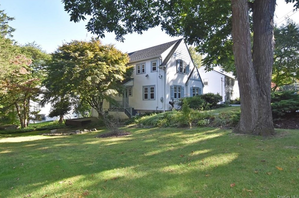 18 Hillside Ter, Irvington On Hudson, NY 10533-2003