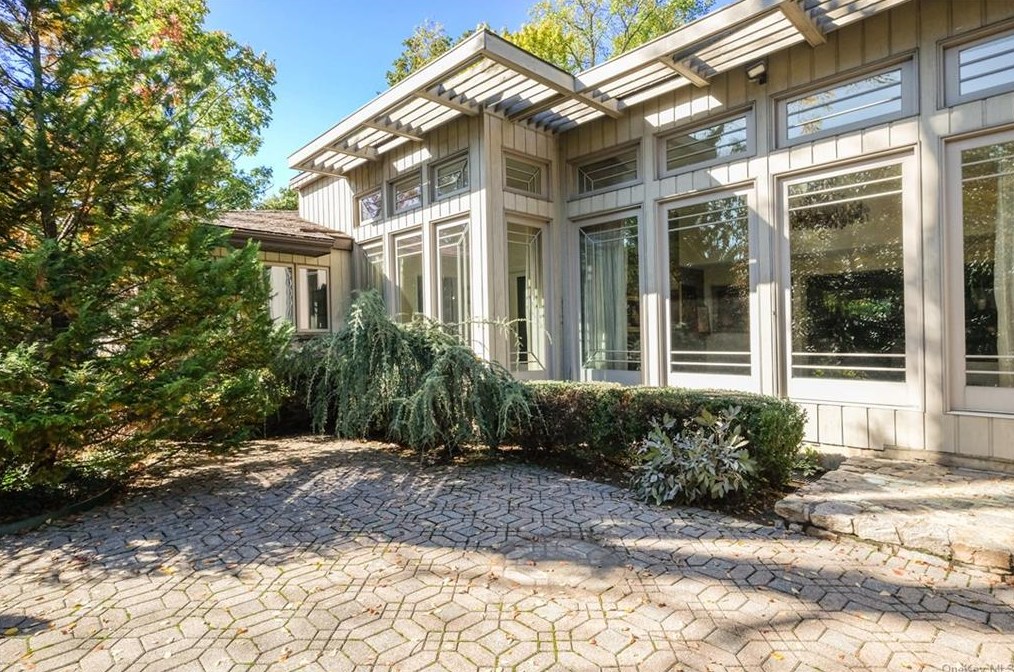 69 Penn Blvd, Scarsdale, NY 10583
