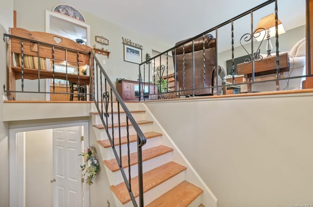 22 Lakeview Dr, Newburgh, NY 12550-6706