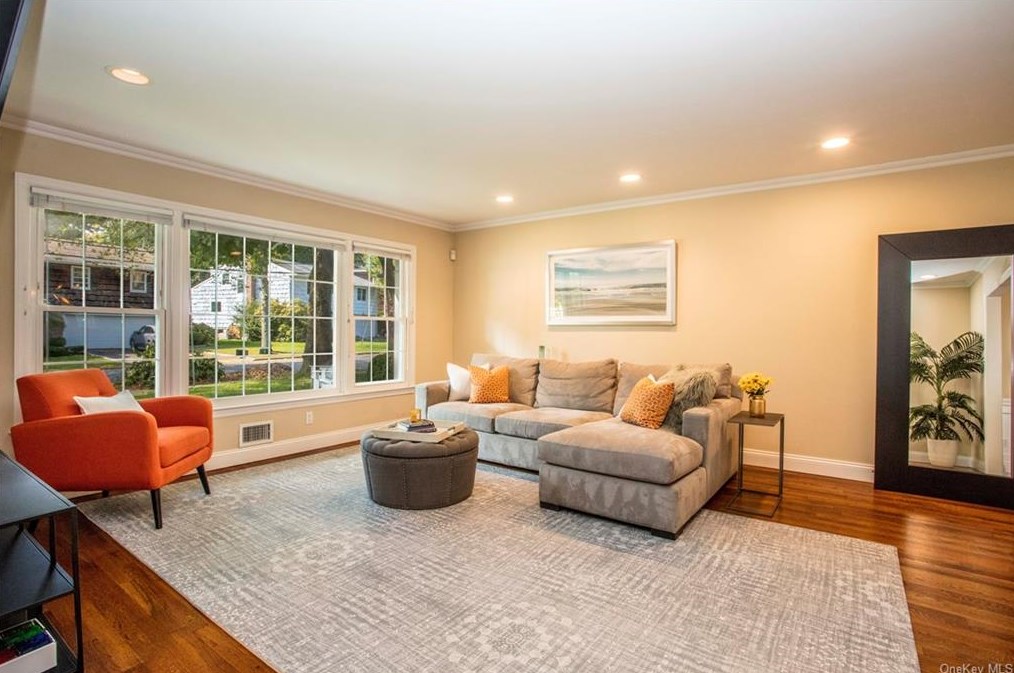 7 Sherwood Dr, Larchmont, NY 10538-2619