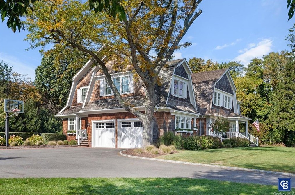 28 Dyke Rd, Strongs Neck, NY 11733-3056