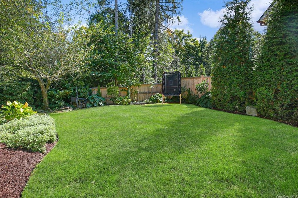 4 Fairlawn Ct, Rye NY exterior