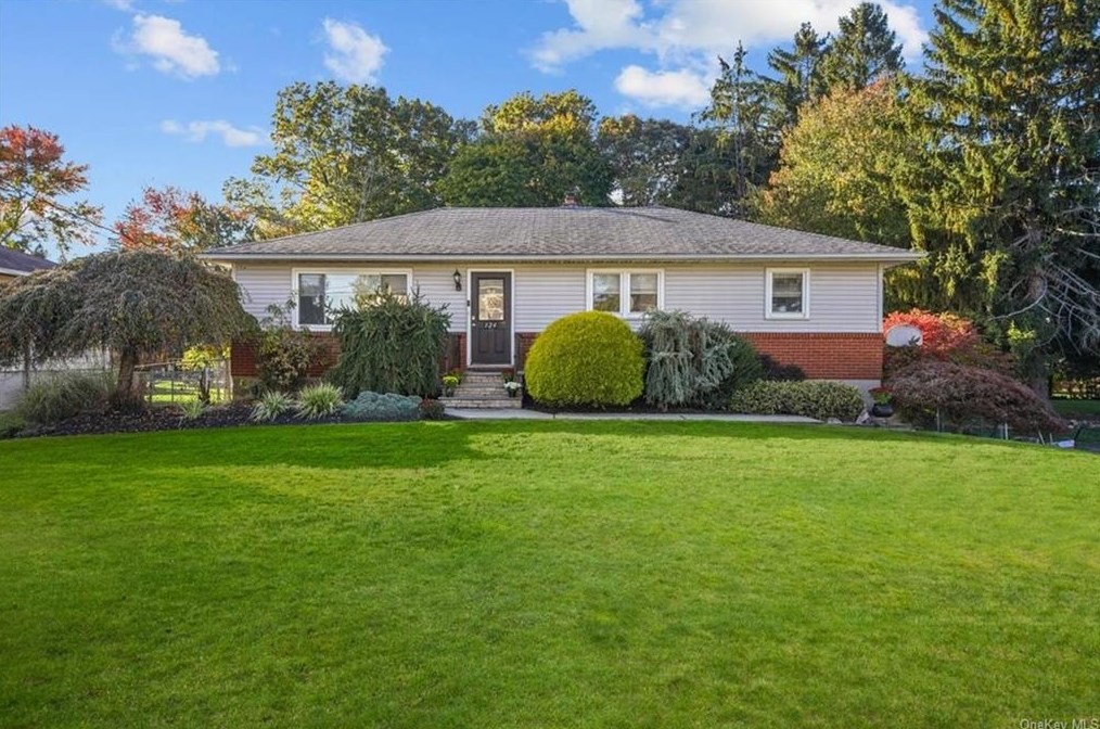124 Conger Ave, Congers, NY 10920-2206