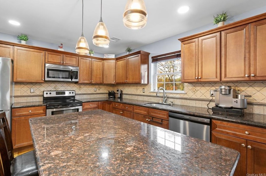 16 Berry Ln, Newburgh NY  12550-1729 exterior