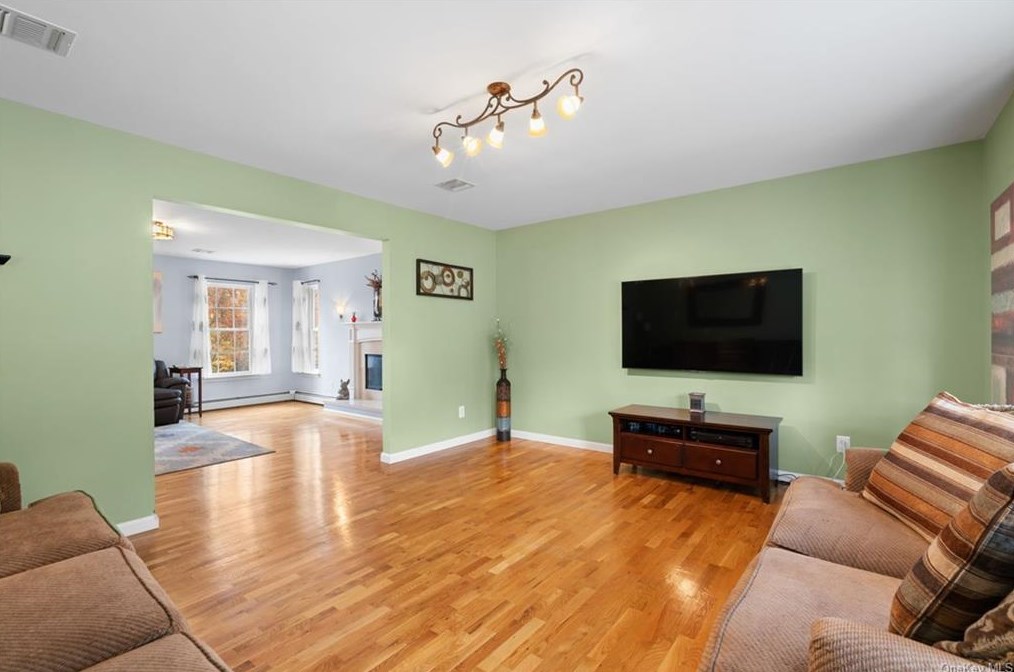 16 Berry Ln, Newburgh NY  12550-1729 exterior