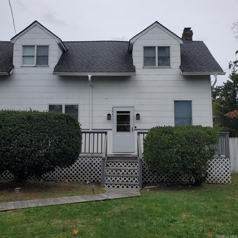 7 4th Ave, Pine Air, NY 11717-5401