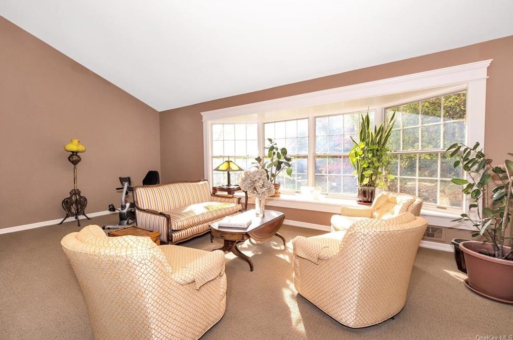 162 Hardwood Dr, Tappan, NY 10983