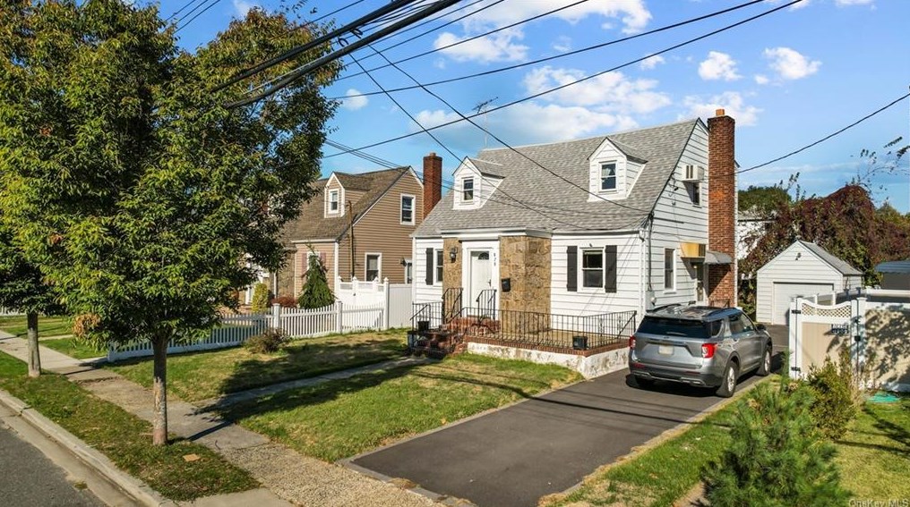 879 Edward St, North Baldwin, NY 11510-1411