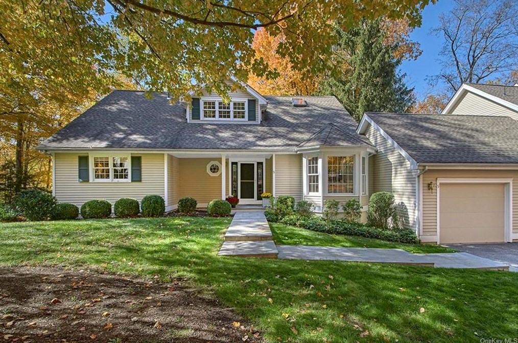 5 Annes Wood Ln, Mount Kisco, NY 10549-4008