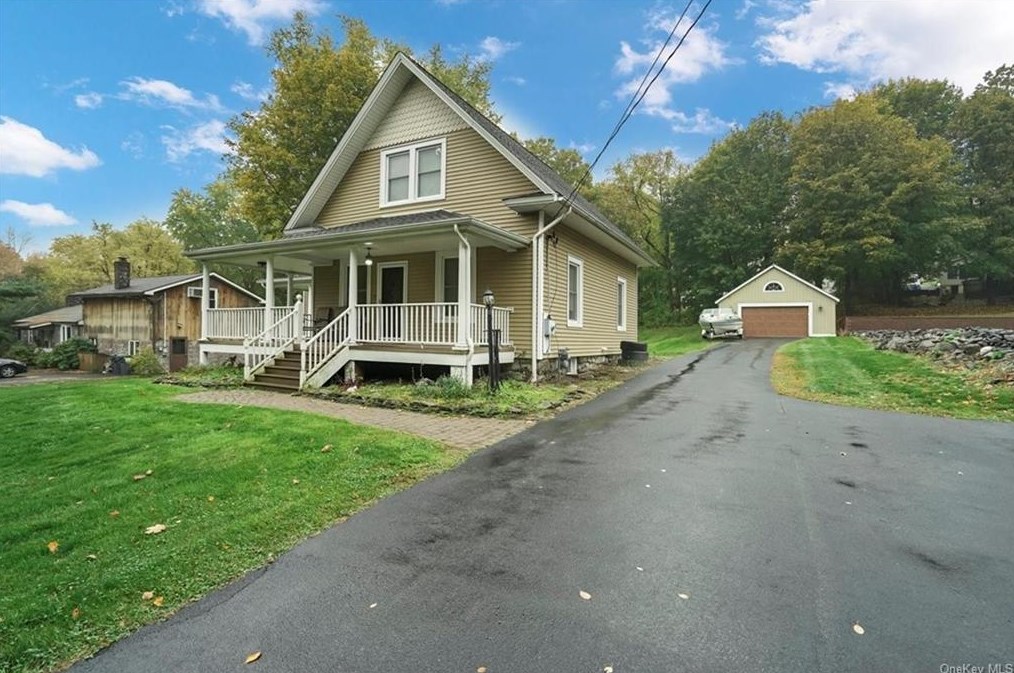 41 Oakland Ave, Central Valley, NY 10917-3519