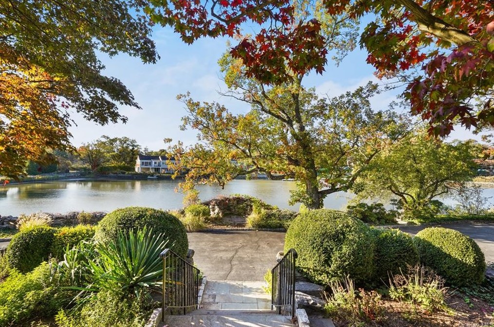 835 Taylors Ln, Mamaroneck, NY 10543