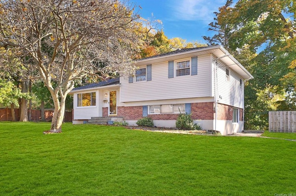 24 Terrace Ave, Nanuet, NY 10954-1935