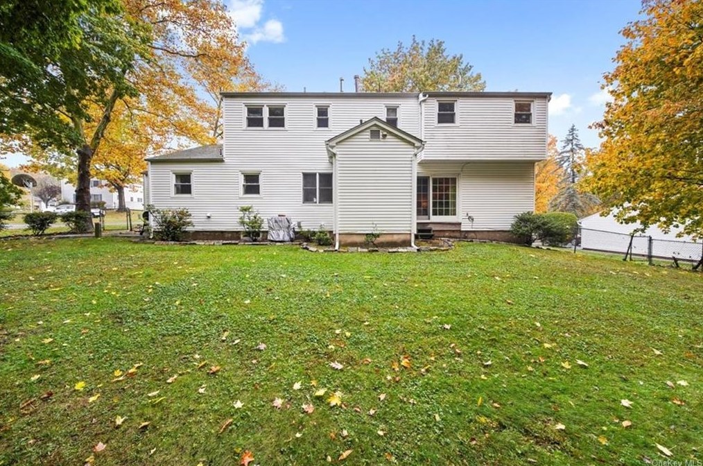 14 Lancaster Dr, Airmont, NY 10901