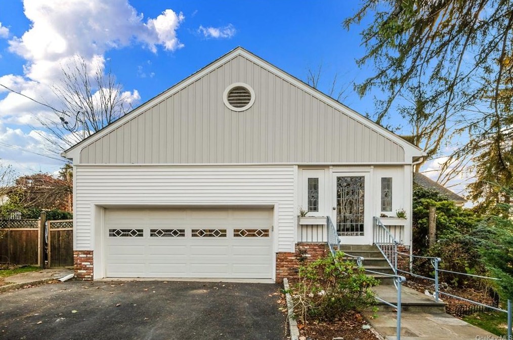 2 Jennifer Ln, Yonkers, NY 10710-1704