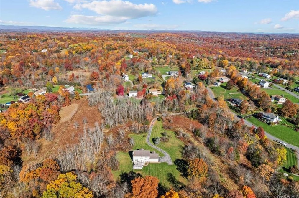 4 Woodridge Dr, Chester, NY 10918-4313