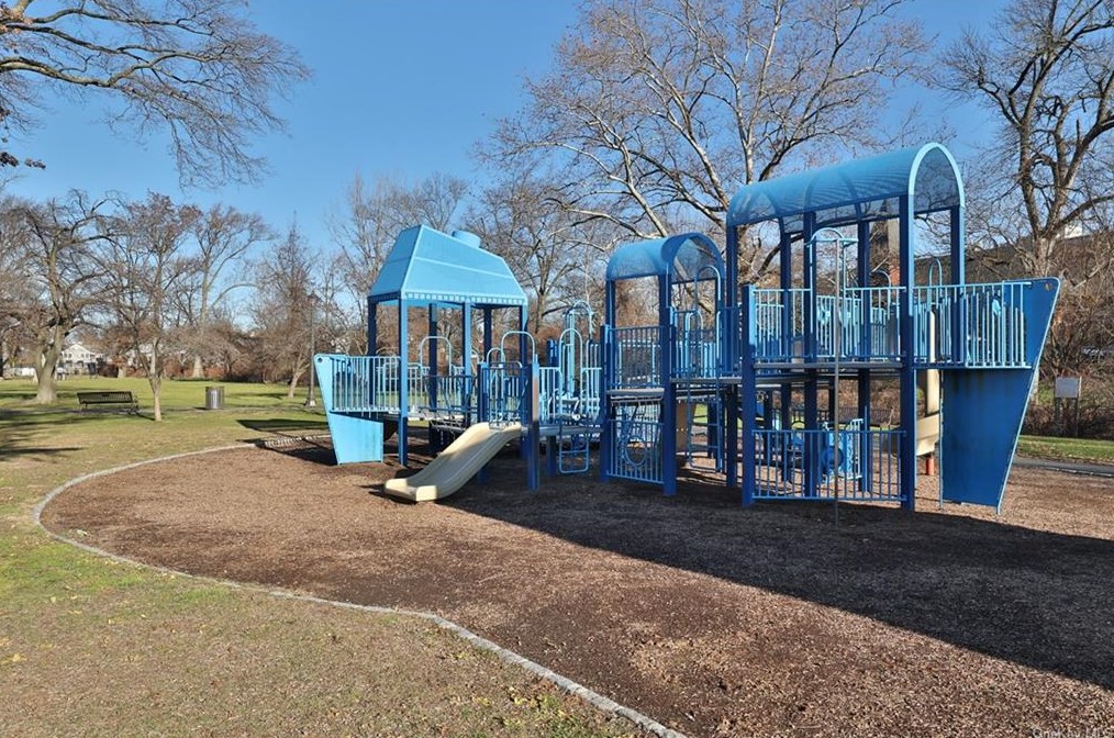 302 Richbell Rd, Mamaroneck NY  10543-3233 exterior