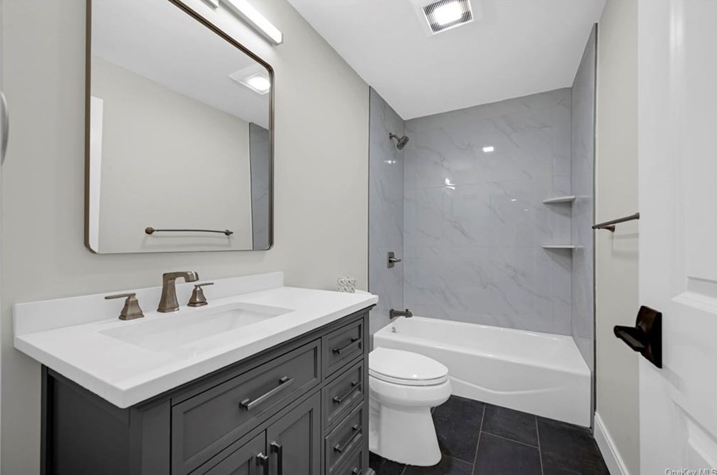 21 Birch St, Chestnut Ridge NY  10965-3006 exterior