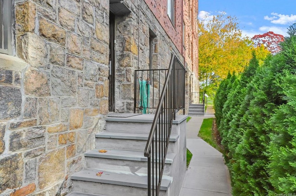 914 Wynnewood Rd #ll4, New Rochelle, NY 10803