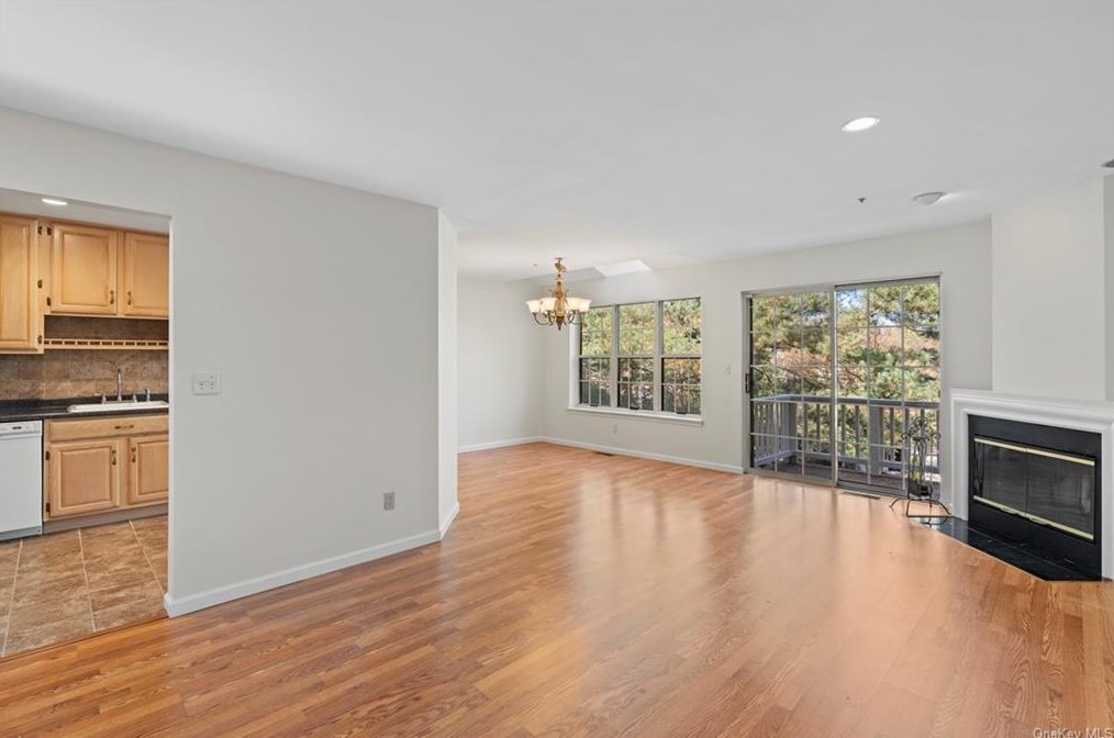 1506 Pondcrest Ln, White Plains, NY 10607