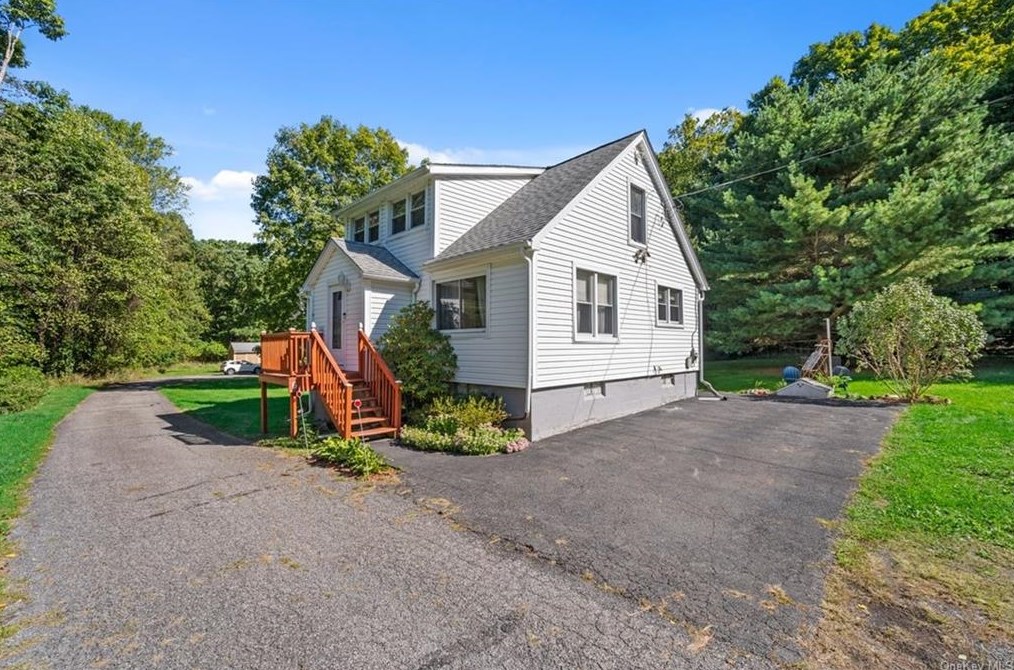 6 Muddle Ln, Newburgh, NY 12550-8861