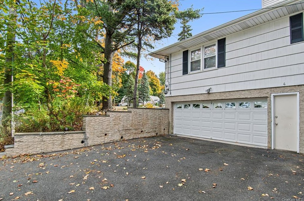 4 Arthur Ln, White Plains, NY 10603