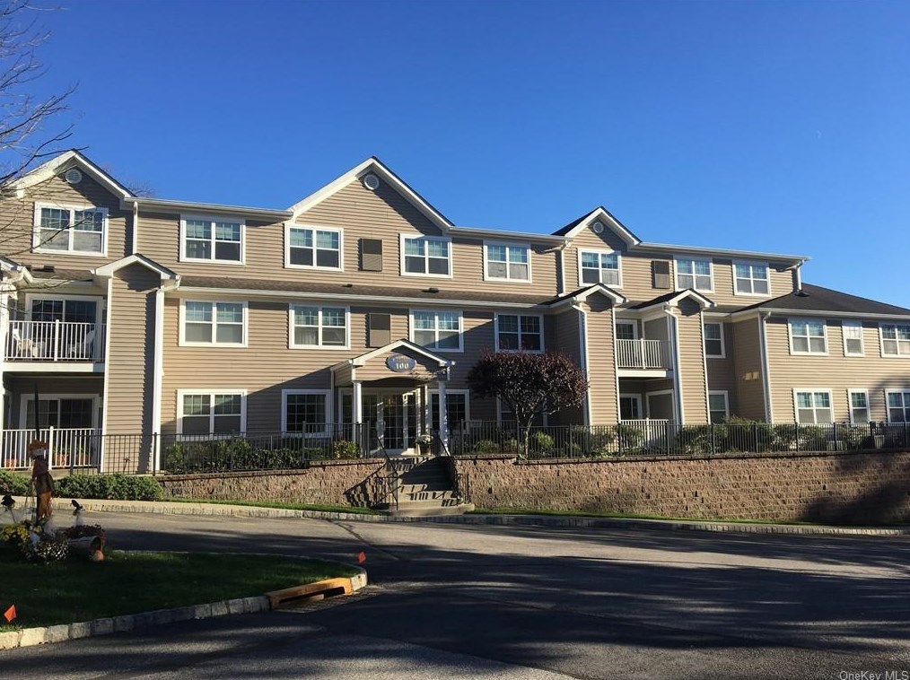 100 Woodcrest Ln, Mount Kisco, NY 10549-3047
