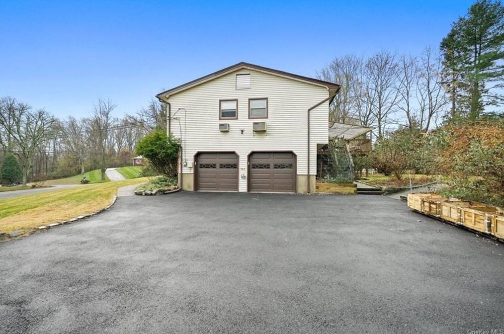 3 Wayne Rd, Chestnut Ridge, NY 10977