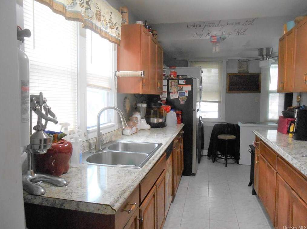 94 Maple St, Newburgh NY  12550-4035 exterior
