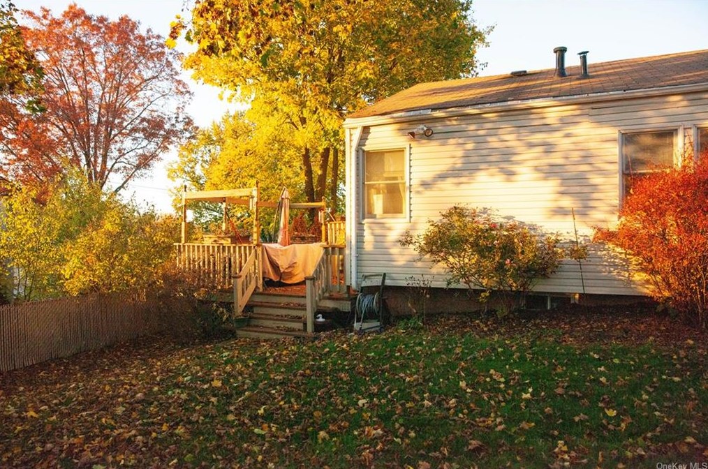 2 Mitchell Ln, Newburgh NY  12553-6121 exterior