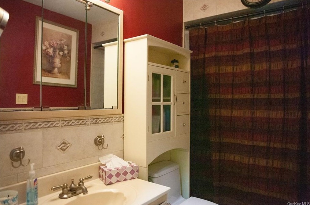 2 Mitchell Ln, Newburgh NY  12553-6121 exterior