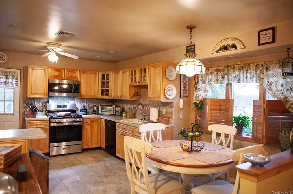 2 Mitchell Ln, Newburgh NY  12553-6121 exterior