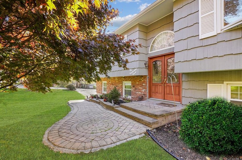 1 Continental Ct, Chestnut Ridge, NY 10977-7201