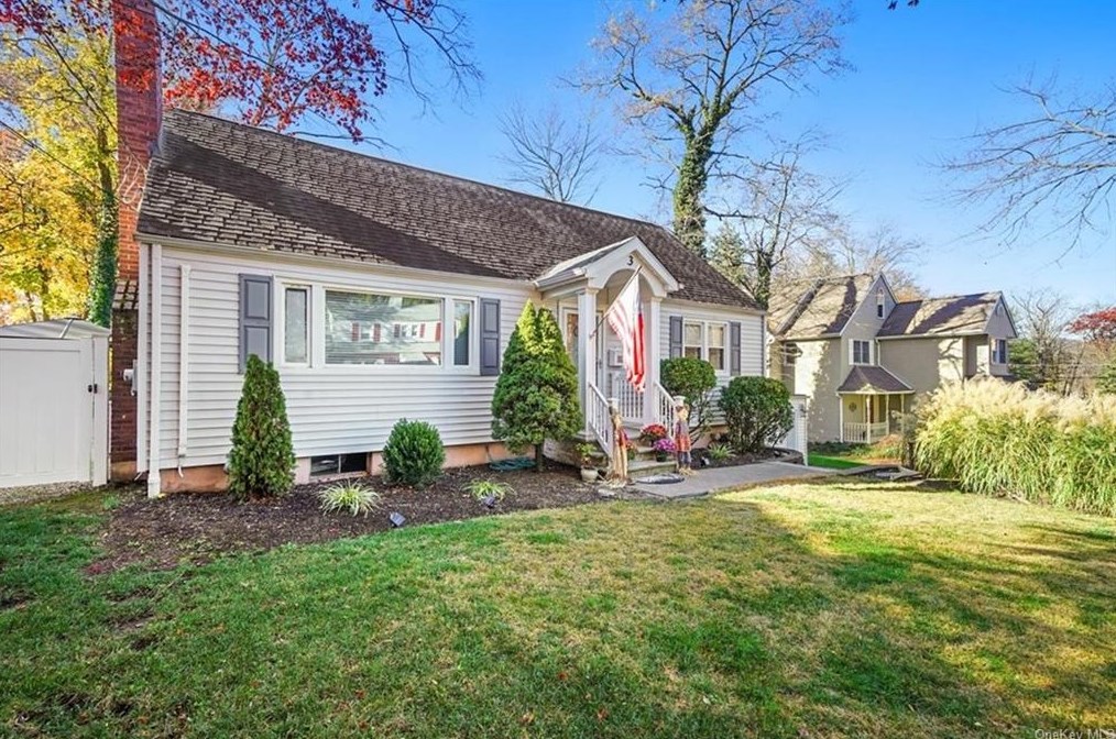 3 Forest Dr, Airmont, NY 10901