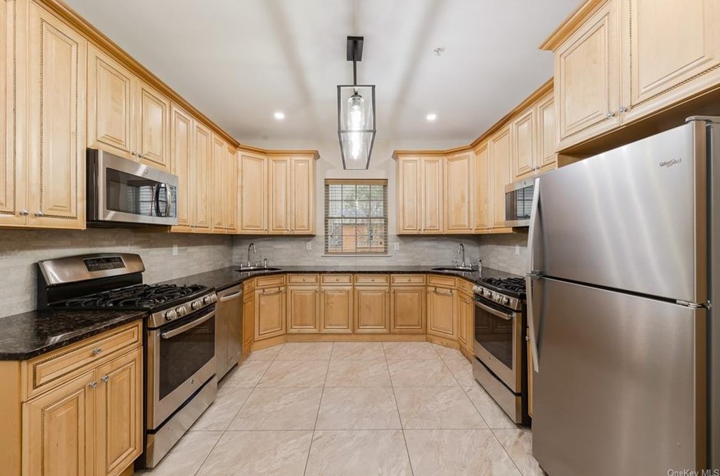 1114 Parkview Dr, Chestnut Ridge NY  10977-4976 exterior