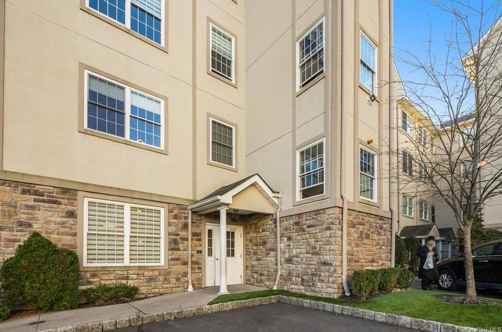 1114 Parkview Dr, Chestnut Ridge NY  10977-4976 exterior