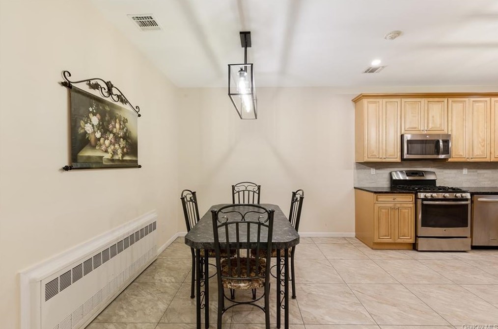 1114 Parkview Dr, Chestnut Ridge NY  10977-4976 exterior