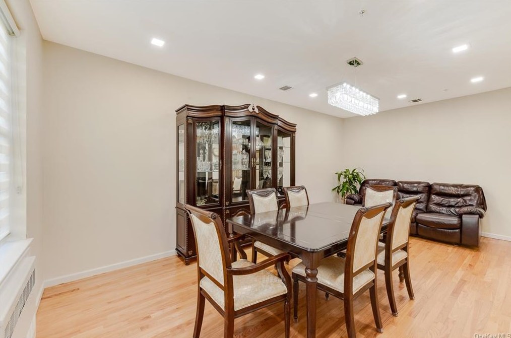 1114 Parkview Dr, Chestnut Ridge NY  10977-4976 exterior