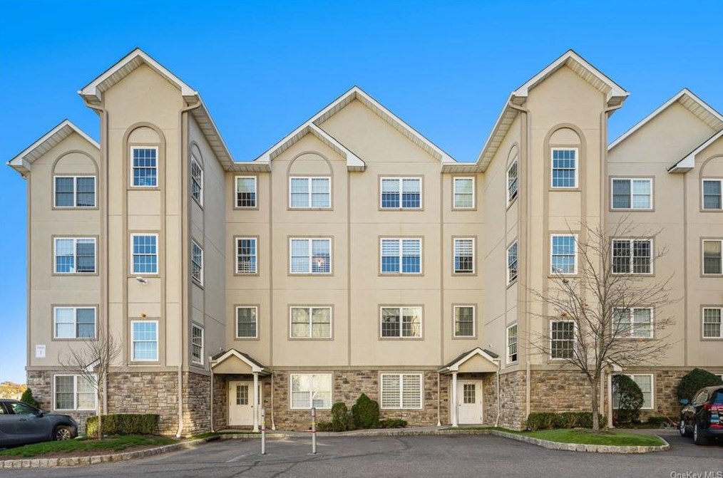 1114 Parkview Dr, Chestnut Ridge NY  10977-4976 exterior