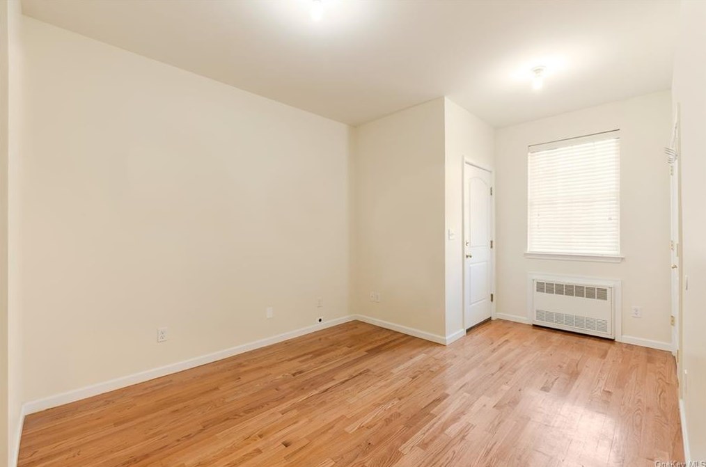 1114 Parkview Dr, Chestnut Ridge NY  10977-4976 exterior