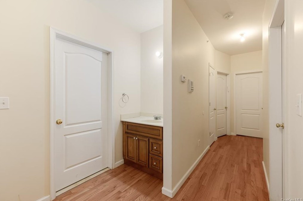 1114 Parkview Dr, Chestnut Ridge NY  10977-4976 exterior