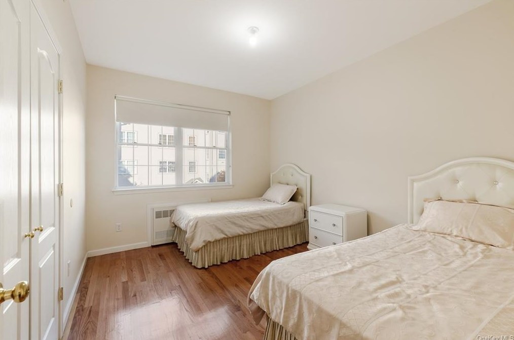 1114 Parkview Dr, Chestnut Ridge NY  10977-4976 exterior